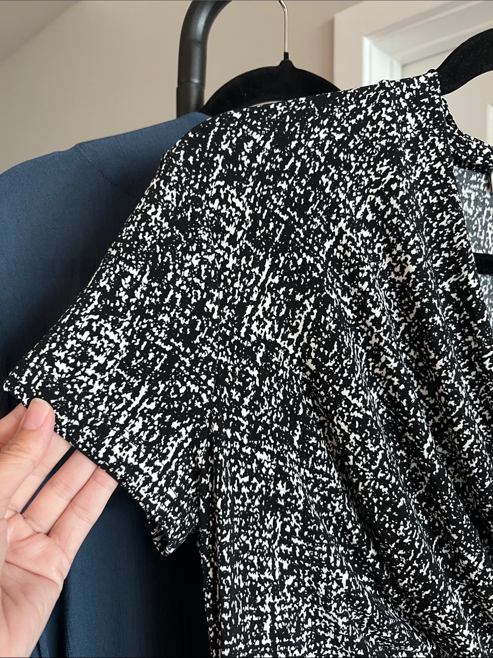 DKNY Dressy Office Faux Wrap Short Sleeve Black and White Top size Small - Picture 2 of 8